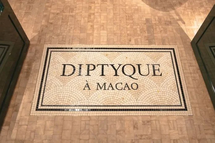 Diptyque, Macao, plaque