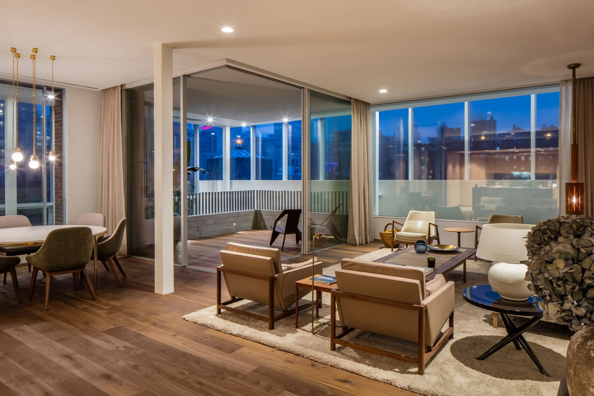 Jardim, New York, living room dusk