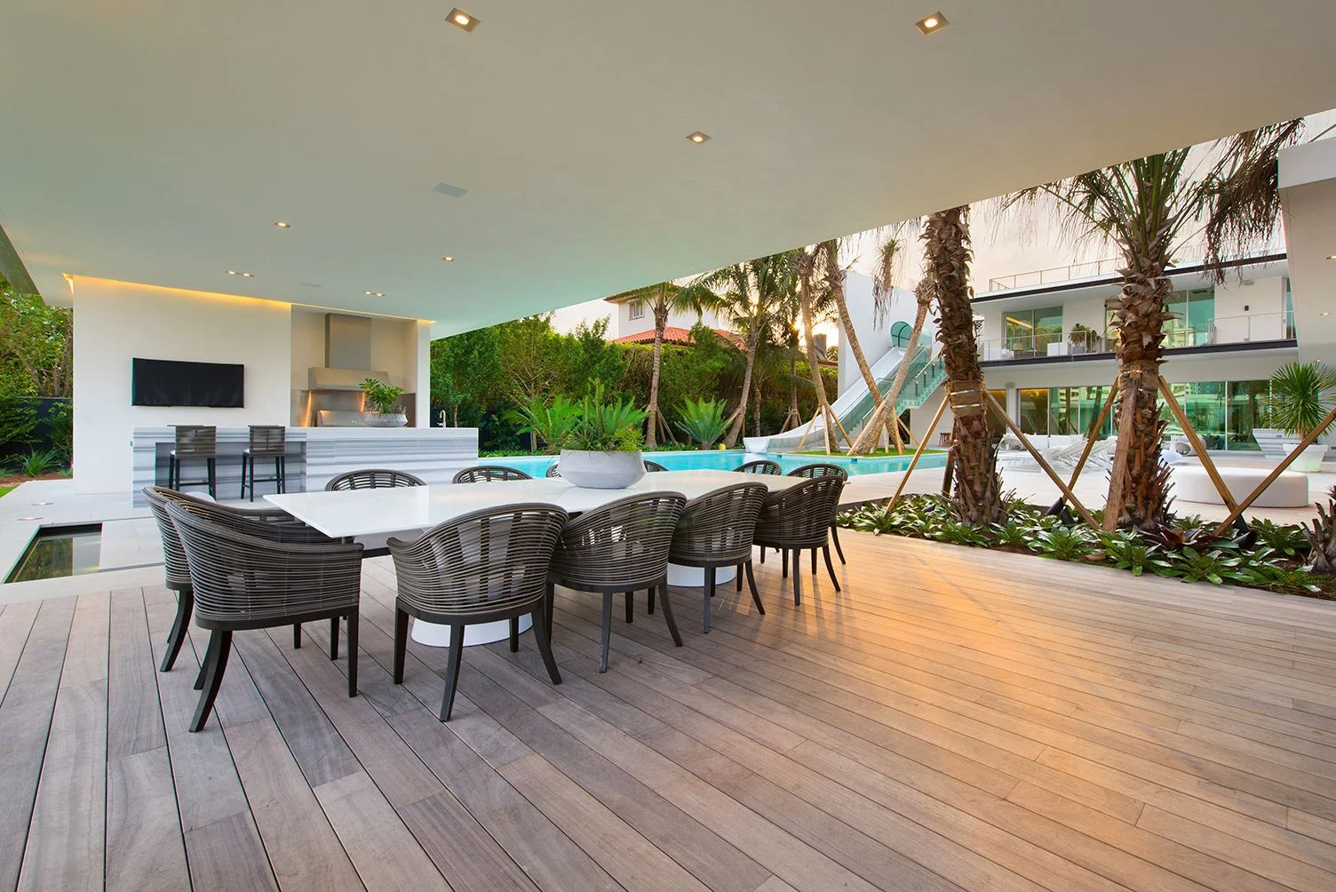 Pine Tree Drive, Miami Beach, exterior dining dusk